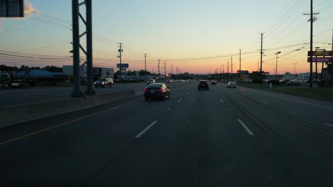 日落时分，在高速公路上开车离开新泽西州泽西城。道路POV