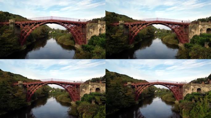 在英国铁桥村，无人机拍摄的铁桥横跨塞文河的上升画面