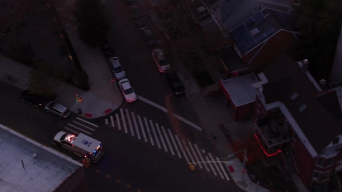 一辆救护车在布鲁克林湾岭行驶的鸟瞰图