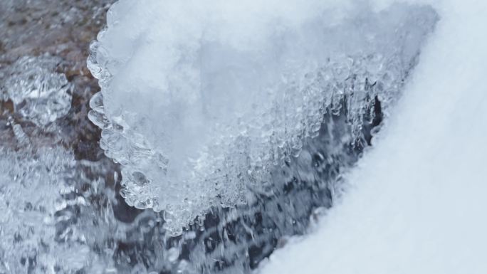 冰雪融化 冰碴 溪流溪水 寒冷 冰冷刺骨