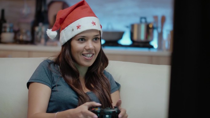 戴圣诞帽的人用摇杆赢了电子游戏