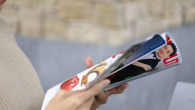 翻杂志看书翻书