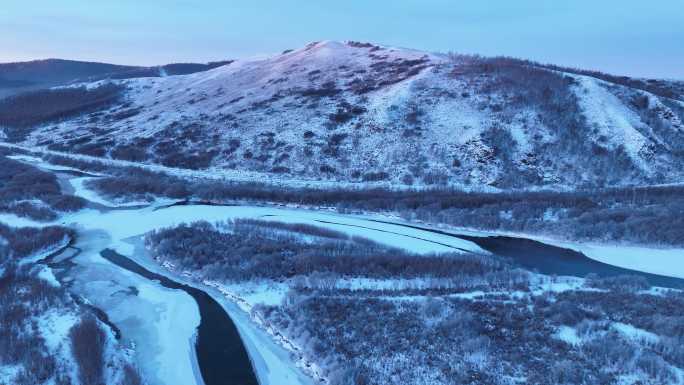 冬至时节的呼伦贝尔湿地不冻河雪景