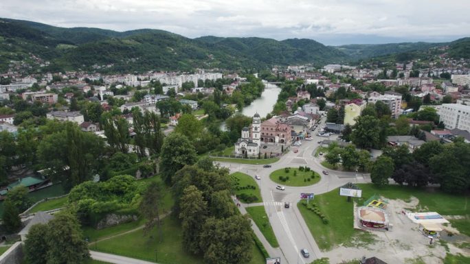 Srpska pravoslavna crkva鸟瞰图缓慢地环绕着巴尼亚卢卡Vrbas河上的塞尔维亚