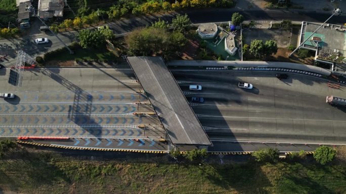空中俯瞰高速公路收费站与许多车辆通过