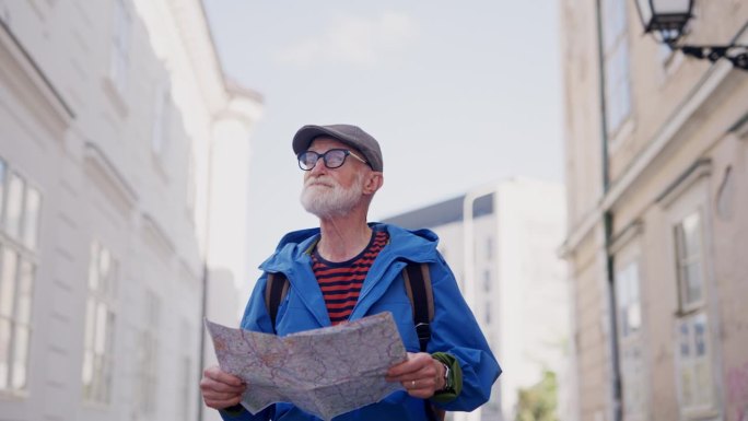 高级游客探索新的城市，有趣的地方。老人拿着纸质地图，寻找路线。独自旅行和退休后的旅行。