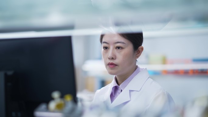 女科研人员在生物实验室研究