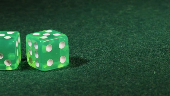 绿色透明对骰子在绿色背景