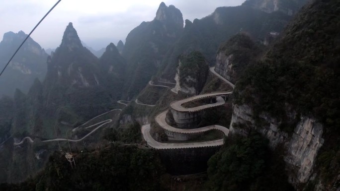 在中国多山的国家公园蜿蜒的道路上，从缆车舱内俯瞰