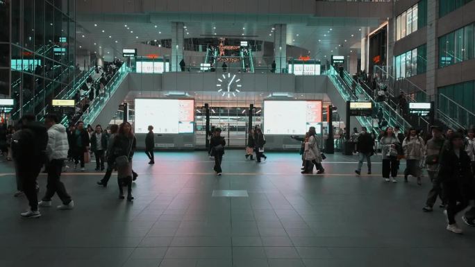 日本，大阪——2023年12月13日:时间流逝的人们在城市的百货商店里