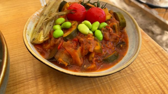 美味的法式杂烩菜炖蔬菜，圣女果和日本毛豆在一个碗里，4K镜头