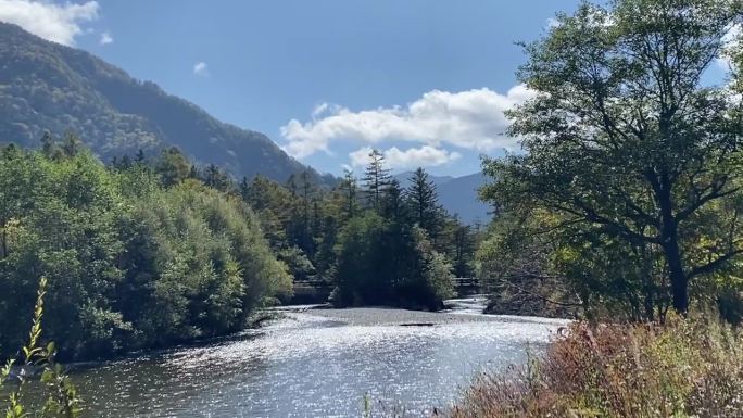 美丽的河流和山在日本上歌地