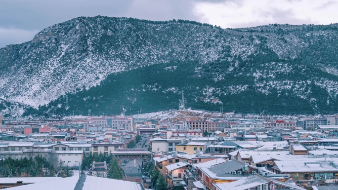 雪后的山峰与城镇-云南独克宗古城延时摄影