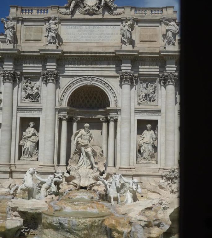 阳光明媚的日子里，特莱维喷泉和雕塑建筑、Palazzo palace小儿麻痹宫的古老巴洛克式建筑的垂