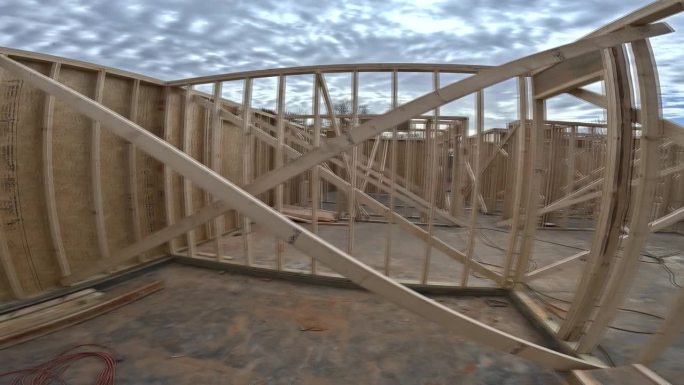 为在建的新房子搭建木框架