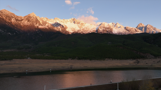 云南丽江龙女湖玉龙雪山日照金山航拍延时