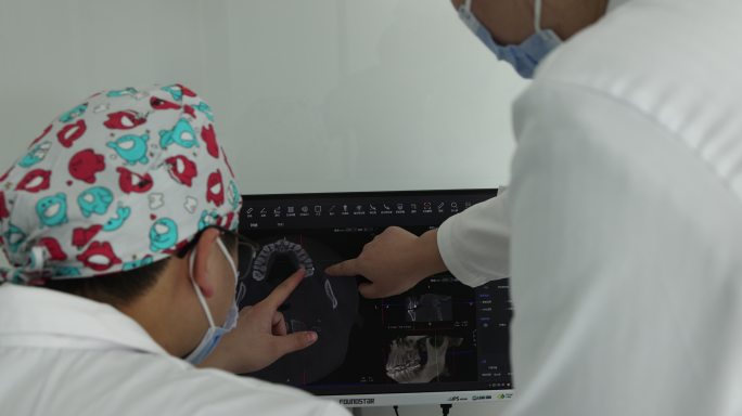 牙科诊所医生会诊浏览资料电脑CT图片研究
