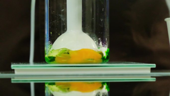 开始混合鸡蛋和绿色植物的混合过程