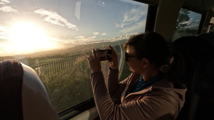 镜头光晕:欢快的游客在英格兰旅行时欣赏风景