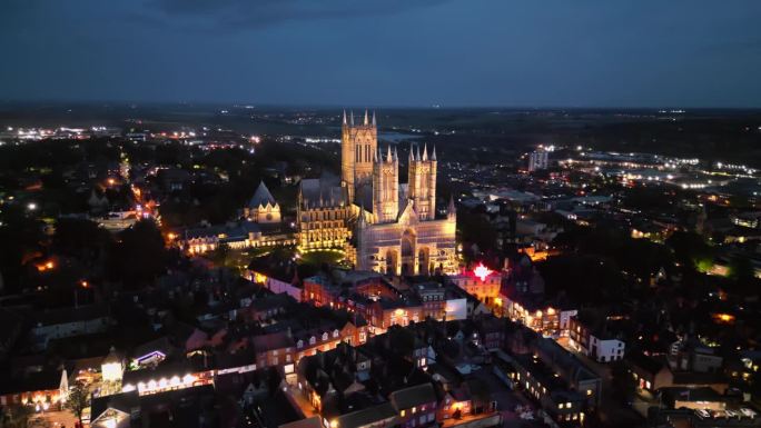 黄昏时分，无人机拍摄的英国林肯郡标志性的林肯大教堂，照亮了其雄伟的哥特式建筑。