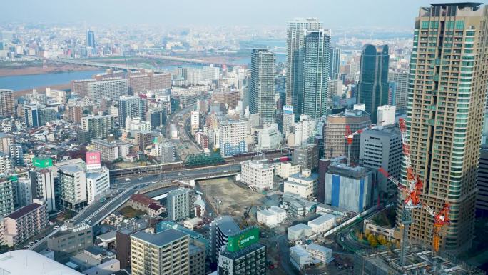 从日本梅田天空大厦鸟瞰大阪市