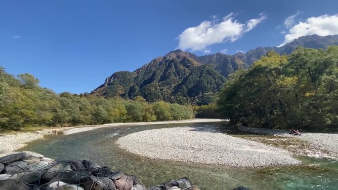 美丽的湖和山在日本上歌地