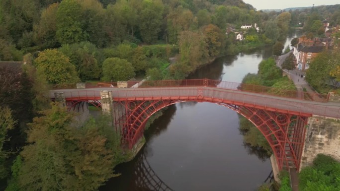 无人机拍摄的日落时分，英国什罗普郡铁桥横跨塞文河的铁桥