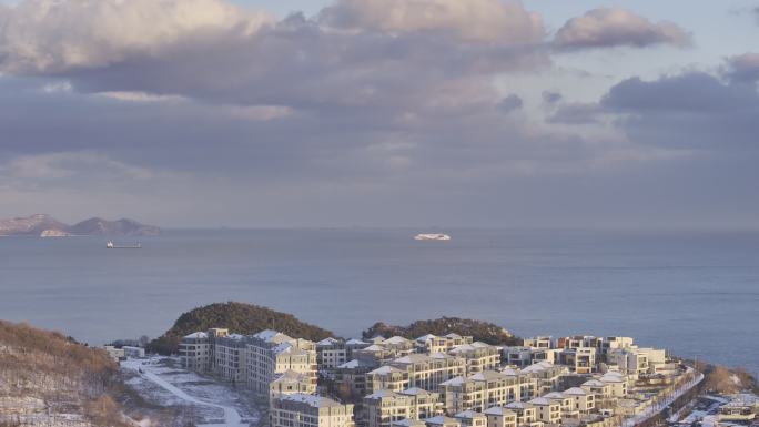 4K唯美雪后夕阳欧式小镇山麓海港风景航拍