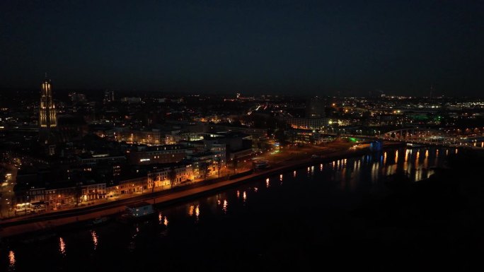 荷兰阿纳姆市的夜间无人机。市中心，莱茵河和教堂，尤西比乌斯克，约翰弗罗斯特桥，天际线和基础设施，市中