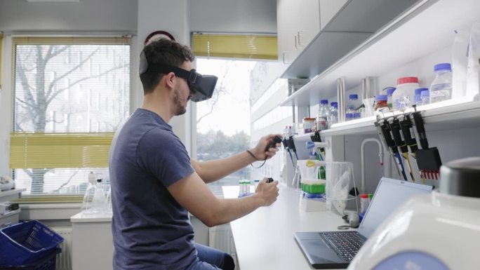 拉丁男科学家在实验室使用虚拟现实眼镜进行研究