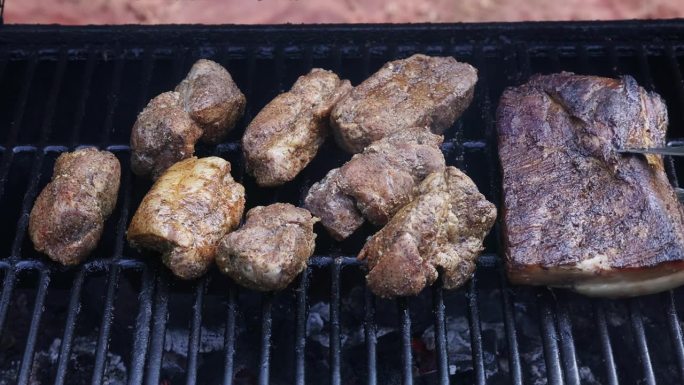腊肉大块，一块块的猪肉都是烤制而成的