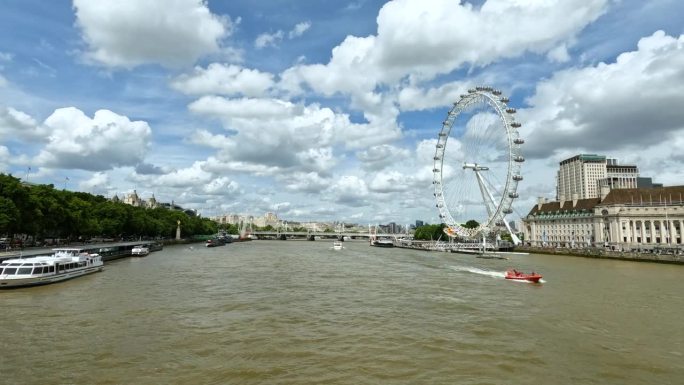 宽阔的泰晤士河流经伦敦眼，这是一个受欢迎的旅游景点