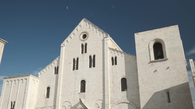 巴里圣尼古拉教堂的立面，石灰岩。