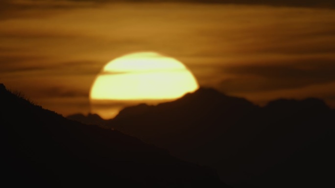 SLO - MO风景如画的日落时分，田园诗般的太阳在剪影山