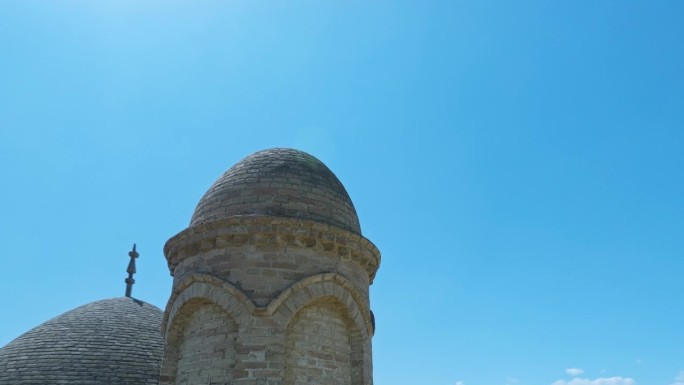 哈萨克斯坦阿利斯坦巴布陵墓正面的砖制尖塔。无人机回拉轨道