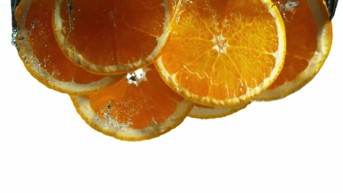 橙子片落入水中的超级慢动作。