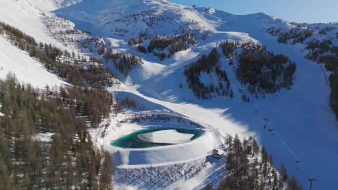人工造雪集水区水库湖泊滑雪场供雪机推出倾斜向上空中无人机拍摄