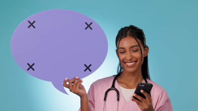 快乐的女人，医生和手机，在社交媒体或工作室背景下的交流中有语音泡沫。肖像的人，医疗或保健护士微笑与形