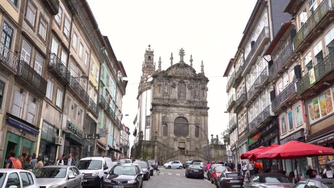 葡萄牙波尔图市中心的“Rua Dos Clerigos”街。