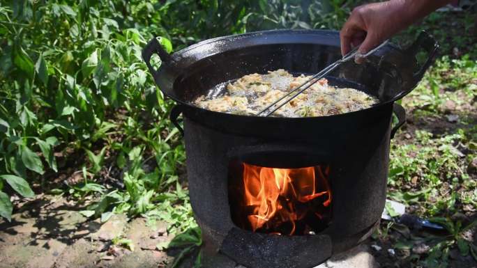 老家灶台过年油炸食品