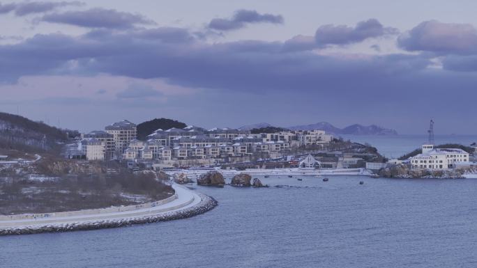 4K唯美雪后夕阳欧式小镇山麓海港风景航拍