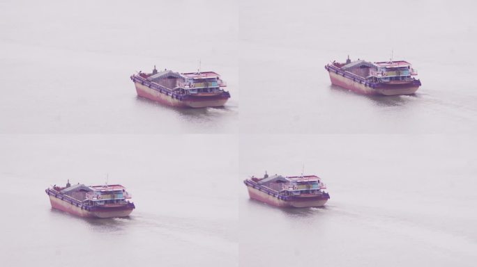 船运 单只货运船穿梭在江上