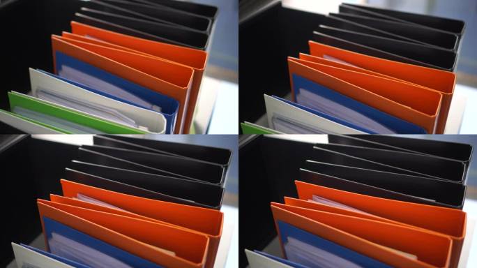 文件活页纸、办公桌上的橙色文件夹、办公室里的商业文件、金融市场年度报告文件、律师研究成果。概念工作努