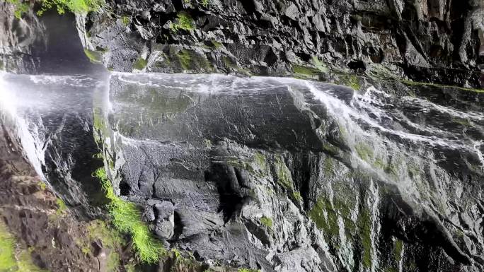 竖屏拍摄景区小瀑布流水视频素材