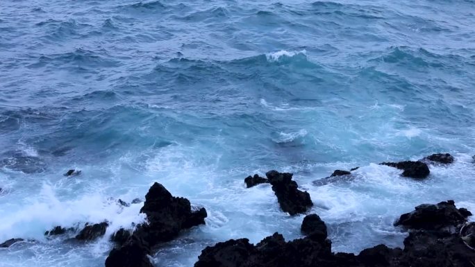 海岸 海浪拍打礁石