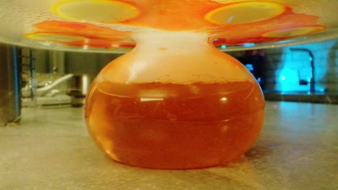彩色水和干冰的混合物在透明的花瓶中冒泡