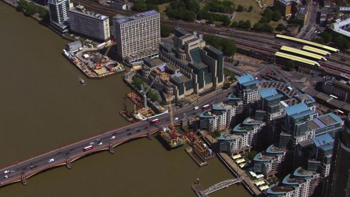英国伦敦沃克斯豪尔桥、泰晤士河和军情六处大楼鸟瞰图。4 k