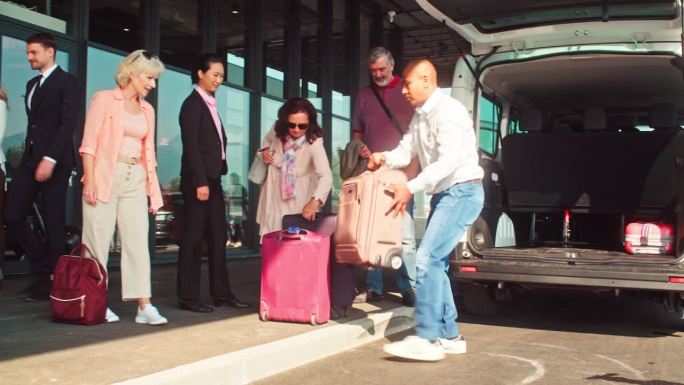 不同人群在机场穿梭车上取行李