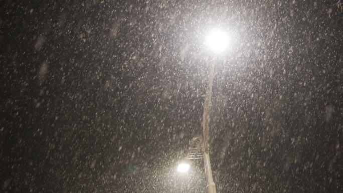 下雪路灯下暴雪
