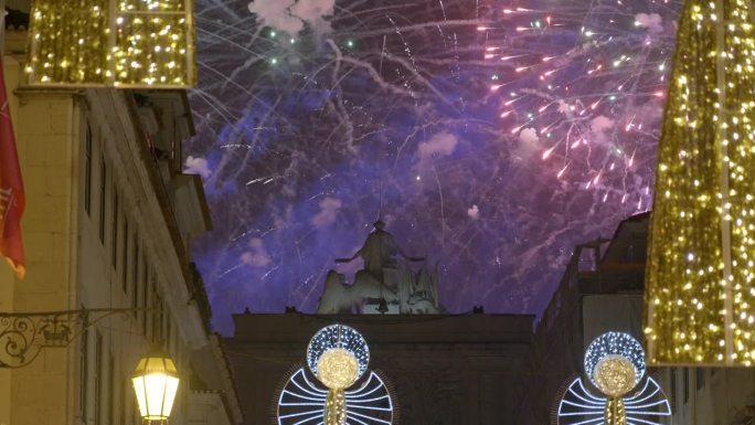 葡萄牙里斯本2023年新年庆祝活动期间，历史悠久的奥古斯塔拱门上的烟花